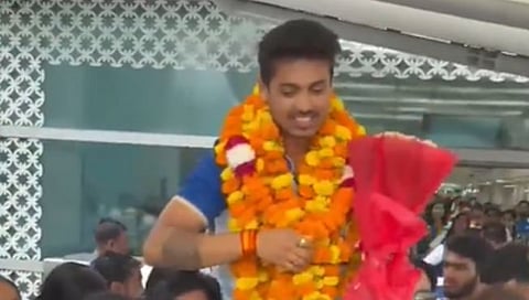 स्वप्नील कुसाळे यांचे नवी दिल्ली येथील  इंदिरा गांधी विमानतळावर जोरदार स्वागत करण्यात आले.  
