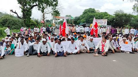 Nashik News Aadivasi Rasta Roko 