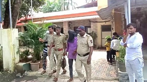 टिटवाळ्याजवळच्या एका गावात नराधमाने  2 वर्षीय चिमुरडीवर लैंगिक अत्याचार केला. 