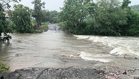 ढगफुटीने जळकोटाला पुन्हा पुराचा वेढा; मरसांगवी-अतनूर मार्ग वाहतुकीस बंद 
