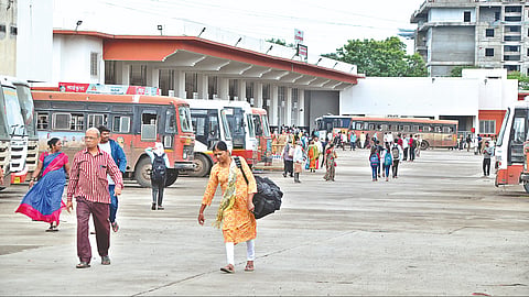 'लालपरी' थबकली; प्रवासी हवालदिल