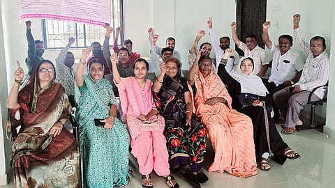 नगरपरिषद कर्मचाऱ्यांच्या अनेक मागण्या शासन दरबारी प्रलंबित आहेत. त्या मागण्या मान्य करून  घेण्यासाठी 29 ऑगस्ट पासून राज्यस्तरीय संप पुकारण्यात आला आहे. 