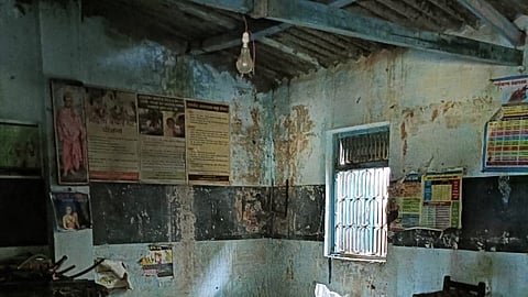 
Devla | Anganwadi in Vidyanagar area is leaking causing inconvenience to students