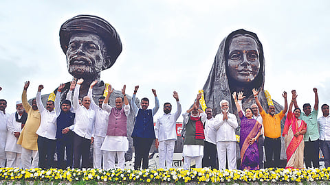 मुंबई नाका येथे साकारलेल्या महात्मा जोतीराव फुले व सावित्रीबाई फुले यांच्या पुतळा अनावरण