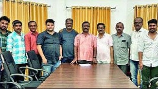 सावंतवाडी : बैठकीस उपस्थित दत्तू नार्वेकर, अमेय आरोंदेकर, महेश धुरी, अवधूत नार्वेकर, महेश पाटील आदी.