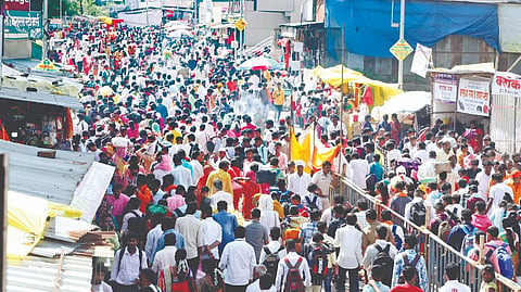 तुळजापुरात मंगळवारी भाविकांची मोठी गर्दी