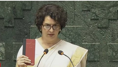 प्रियांका गांधी यांनी लोकसभा सदस्यत्वाची शपथ घेतली. 