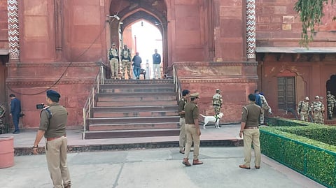 ताजमहाल परिसराची तपासणी करताना पोलीस कर्मचारी.