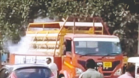 भर रस्त्यात टेम्पोतील सिलिंडरला गळती