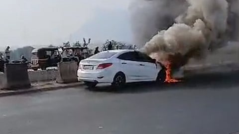 मुंबई-नाशिक महामार्गावर बर्निंग कारचा थरार 