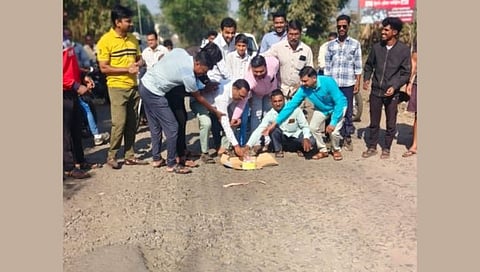 कोल्‍हापूरः खड्ड्यात केक कापून केला प्रशासनाचा निषेध 