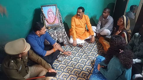 Dr. Ashok Uike met the family of Deepali Sagar Chitte |