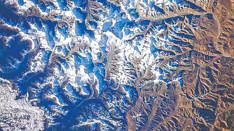 अंतराळातून कसे दिसते एव्हरेस्ट शिखर?