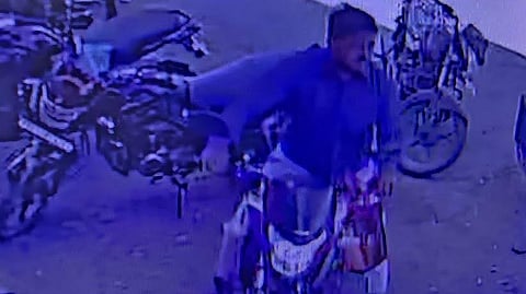 देवळा येथील एसबीआयच्या सीसीटीव्ही कॅमेरात कैद झालेला अज्ञात चोरटा
