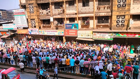 संतप्त नागरिक रस्त्यावर उतरुन रस्ता जाम केला होता.