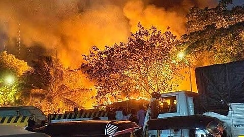 वाघेश्वरी येथील झोपड्यांना भीषण आग 