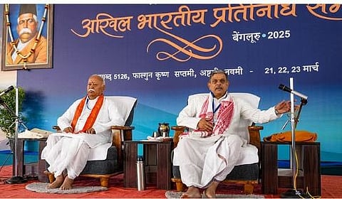  बंगळूरुमध्‍ये झालेल्या संघाच्या अखिल भारतीय प्रतिनिधी सभेच्या बैठकीत बोलताना संघाचे सरचिटणीस दत्तात्रेय होसाबळे. 
