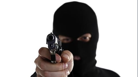 Jewelry worth ₹20 lakh looted at gunpoint 