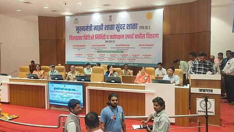 जळगाव  | मुख्यमंत्री शाळा सुंदर शाळा टप्पा 2 : विजेत्या शाळांना बक्षिसांचे वितरण
