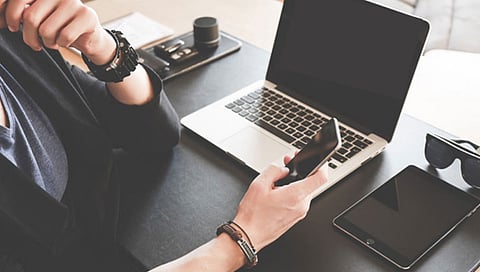 Women and recruiter chat