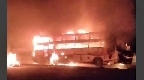 रायपूरवरून नागपूरला येणारी ट्रॅव्हल्स जळून खाक झाली. 