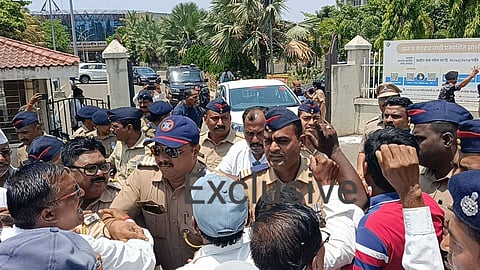image of police and farmerms in Sangli Shaktipeeth Expressway issue 