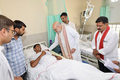 नक्षलवादी चकमकीत जखमी झालेल्या सैनिकांची गृहमंत्री अमित शहा यांनी भेट घेतली
