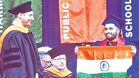 कांदा-बटाटा विक्रेत्याच्या मुलाची अमेरिकेतून पदव्युत्तर पदवी; मेकॅनिकल इंजिनिअर्समध्ये मास्टर्स करण्यासाठी घर ठेवले गहाण