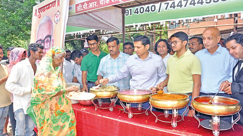 food-distribution-on-dr-gg-jadhav-memorial-day