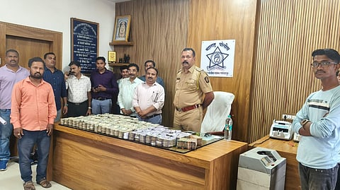 बुलढाणा:कारमधून जप्त केलेली रोकड पंचासमक्ष मोजण्यात आली 