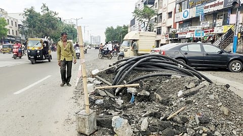 विद्युतवाहिनी टाकण्याचे काम अपूर्णावस्थेत; खराडी परिसरातील नागरिकांची गैरसोय 