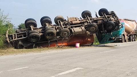 येथे हायवेवर झालेल्‍या अपघातात पलटी झालेला ट्रक 