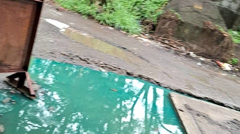 Thane  |  डोंबिवलीत पुन्हा केमिकल लोच्या; सार्वजनिक रस्त्यांवर निळे पाणी