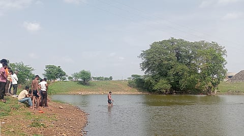 बुडालेल्‍या तरुणाचा मृतदेह शोधण्याचे काम सुरु होते.