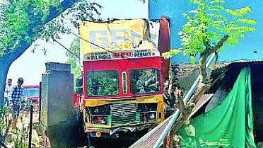 Sambhaji Nagar Accident News : भरधाव कंटेनर गोठ्यात घुसला 