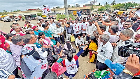 Kolhapur: Disabled people aggressive for farmers' loan waiver