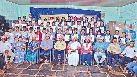 pudhari-social-commitment-appreciated-by-education-officer-dr-shendkar