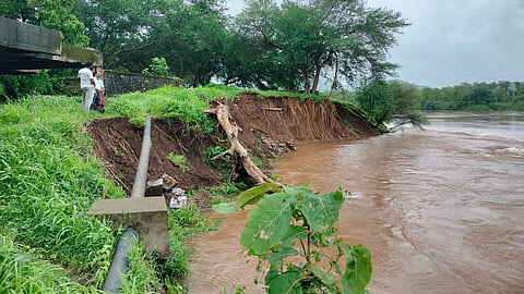 Palghar Vaitarna River |  पाण्याच्या प्रवाहामुळे वैतरणा नदीचा काठ खचला