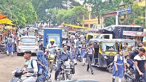 Pudhari Special Ground Report  |  नियम धाब्यावर.. विद्यार्थी सुरक्षा वाऱ्यावर!