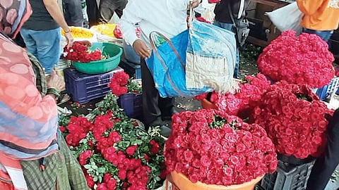 गुरुपौर्णिमेमुळे फुलबाजार ‘फुलला’; सजावटीसह गुरुजनांना भेट देण्यासाठी फुलांना मोठी मागणी