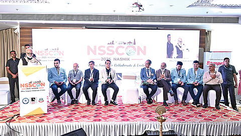 नाशिक : नाशिक शल्यचिकित्सक संस्थेच्या वार्षिक परिषद उद्घाटन सोहळ्यात बोलतान मंत्री छगन भुजबळ. व्यासपीठावर परिषदेचे पदाधिकारी.