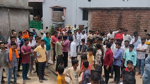 खून घडलेल्‍या ठिकाणी परिसरातील लोकांची गर्दी झाली होती.