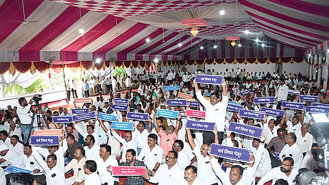 सत्ताधारी-विरोधकांचे सूर जुळले..!; शिक्षक बँकेची सभा खेळीमेळीत 