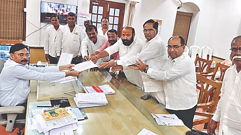 नाशिक: प्रभारी जिल्हाधिकारी बाबासाहेब पारधे यांना निवेदन देताना मनमाड बाजार समितीचे संचालक कैलास आबड, माजी आमदार संजय पवार, गंगाधर बिडगर, किशोर लहाणे, कैलास भाबड, विठ्ठल आहेर, सुभाष उगले, दशरथ लहरे, मधुकर उगले, आप्पा कुनगर, संगीता कराड आदि उपस्थित होते.