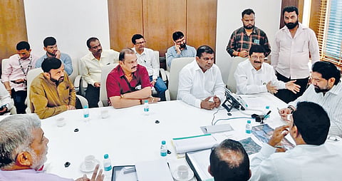 चिपळूण : सार्वजनिक बांधकाममंत्री शिवेंद्रराजे भोसले यांच्याशी चर्चा करताना आ. शेखर निकम. सोबत उमेश सकपाळ, शशिकांत मोदी, महायुती घटक पक्षातील पदाधिकारी.