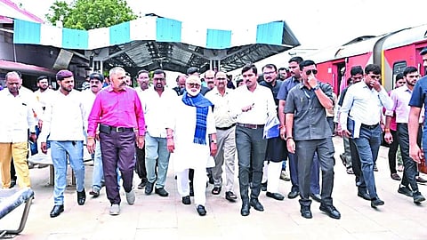 येवला : येथील रेल्वे स्थानकाची पाहणी करताना मंत्री छगन भुजबळ व अधिकारी.
