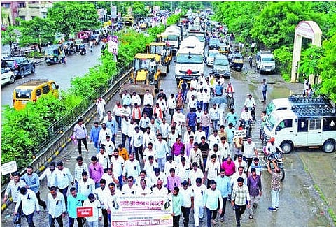 हिंगोली : जिल्ह्यातील कंत्राटदारांनी मंगळवारी जेसीबी, मिक्सर यंत्रासह थेट जिल्हाधिकारी कार्यालयावर मोर्चा काढून थकीत देयके अदा करण्याची मागणी केली.