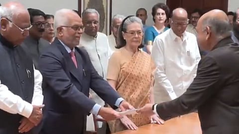 इंडिया आघाडीचे उपराष्ट्रपतीपदाचे उमेदवार बी. सुदर्शन रेड्डी यांनी गुरुवारी (दि. २१ ऑगस्ट) अर्ज दाखल केला.