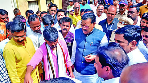 प्रमोद पाडसवान खून प्रकरण :  
न्याय द्या अन्यथा मरणाशिवाय पर्याय नाही, पाडसवान कुटुंबीयांचा आक्रोश  