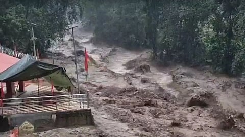 jammu and kashmir news cloud burst in doda landslide traffic jam on roads video
